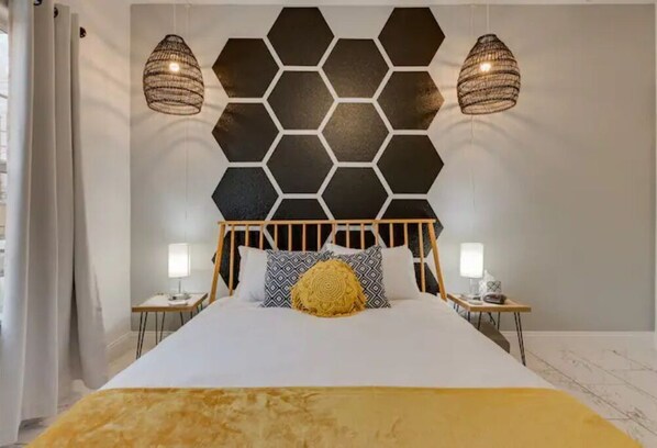 2 bedrooms, desk, iron/ironing board, travel crib - Near BBQ & F1, Self-Check in, Fast WiFi, Dishwasher (Lockhart)