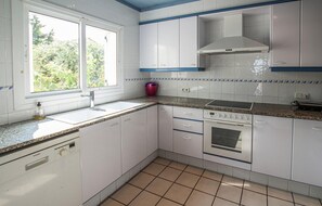 Réfrigérateur, micro-ondes, plaque de cuisson, lave-vaisselle