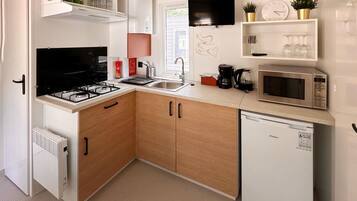 Kühlschrank, Herdplatte, Wasserkocher mit Kaffee-/Teezubehör