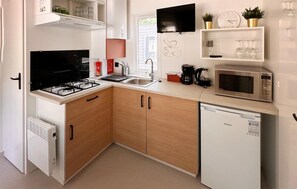 Kühlschrank, Mikrowelle, Herdplatte, Wasserkocher mit Kaffee-/Teezubehör