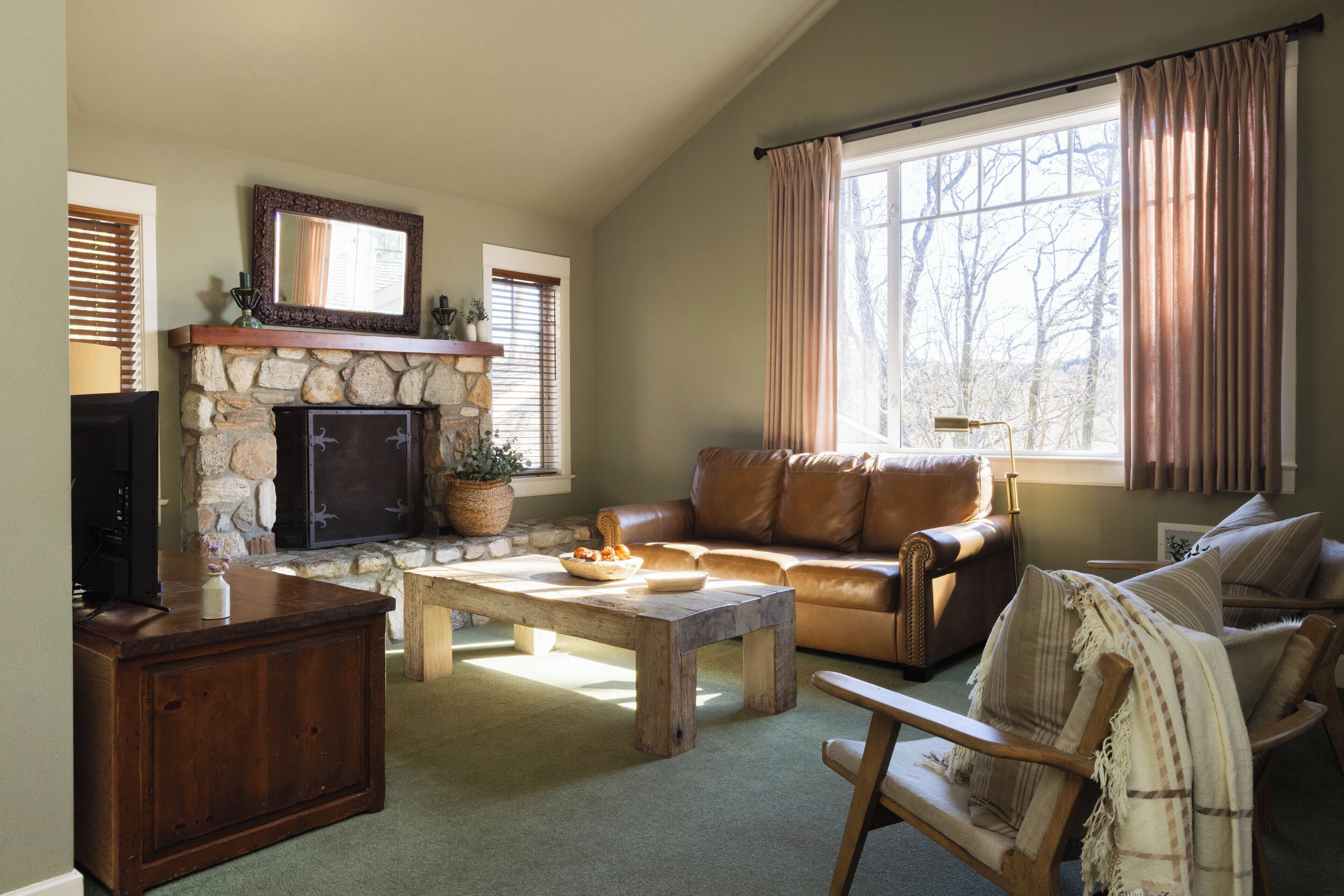 Loftsleilighet – deluxe | Oppholdsområde | En 48-tommers Flatskjerm-TV med digitale kanaler samt TV og fotballspill