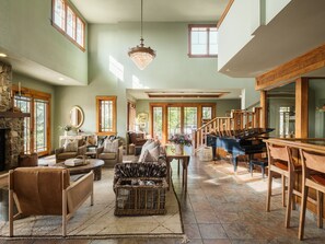 Lobby lounge - Orchard Hill (Julian)