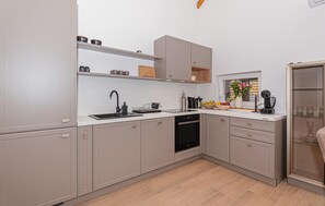 Kühlschrank, Ofen, Geschirrspüler, Kochgeschirr/Geschirr/Besteck