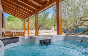 مغطس سبا خارجي