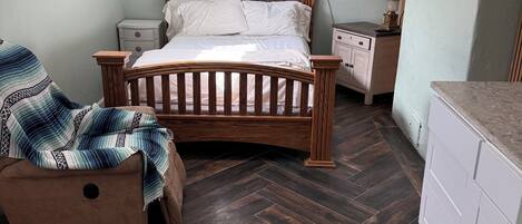 1 soverom, skrivebord, reiseseng for barn og wi-fi (inkludert)