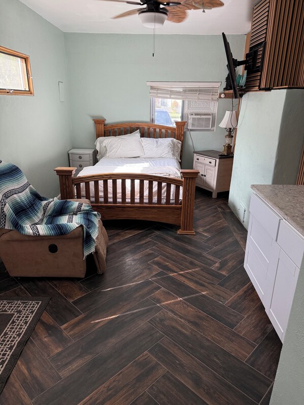 1 bedroom, desk, travel crib, free WiFi