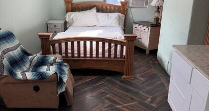 2blks to Old Town . Sawmill Market &Pet friendly.