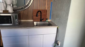Refrigerador, microondas, cafetera y tetera y tetera eléctrica