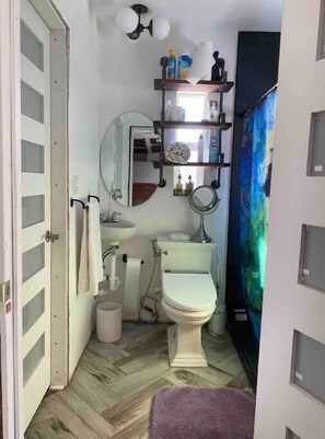 Shower, hair dryer, towels, soap - 2blks to Old Town . Sawmill Market &Pet friendly. (Albuquerque)