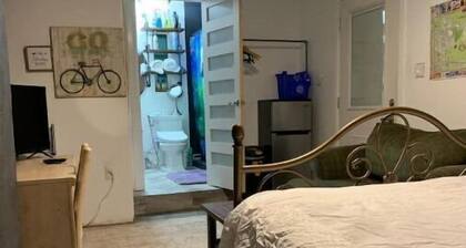 2blks to Old Town . Sawmill Market &Pet friendly.