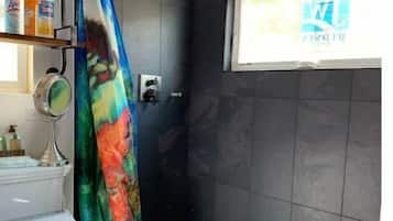Douche, séchoir à cheveux, serviettes fournies, savon