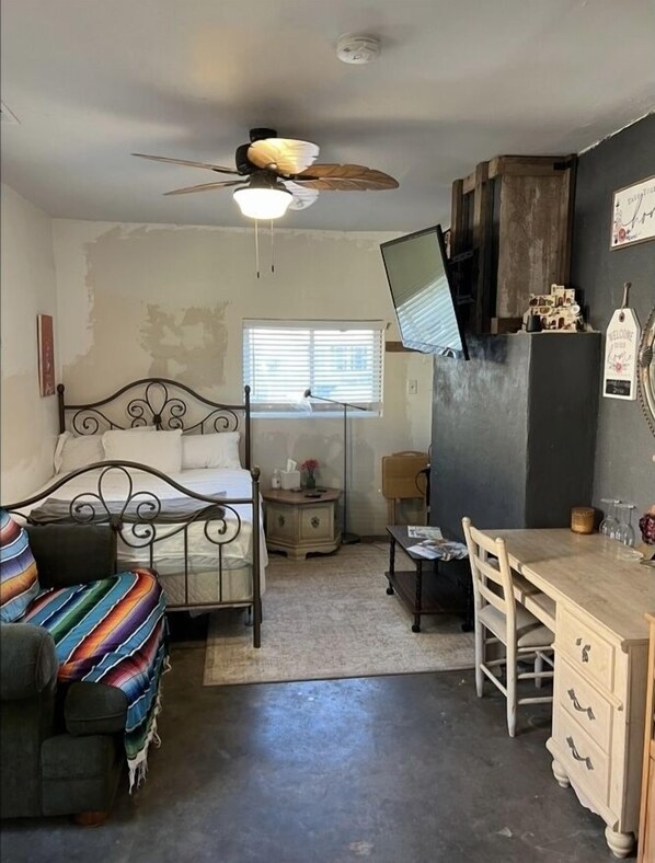 1 bedroom, desk, travel crib, free WiFi - 2blks to Old Town . Sawmill Market &Pet friendly. (Albuquerque)