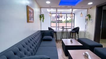 Coin salon dans le hall