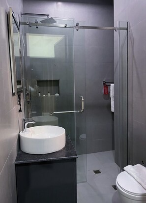 Chambre Standard double | Salle de bain | Douche, douche cascade, séchoir à cheveux, peignoirs