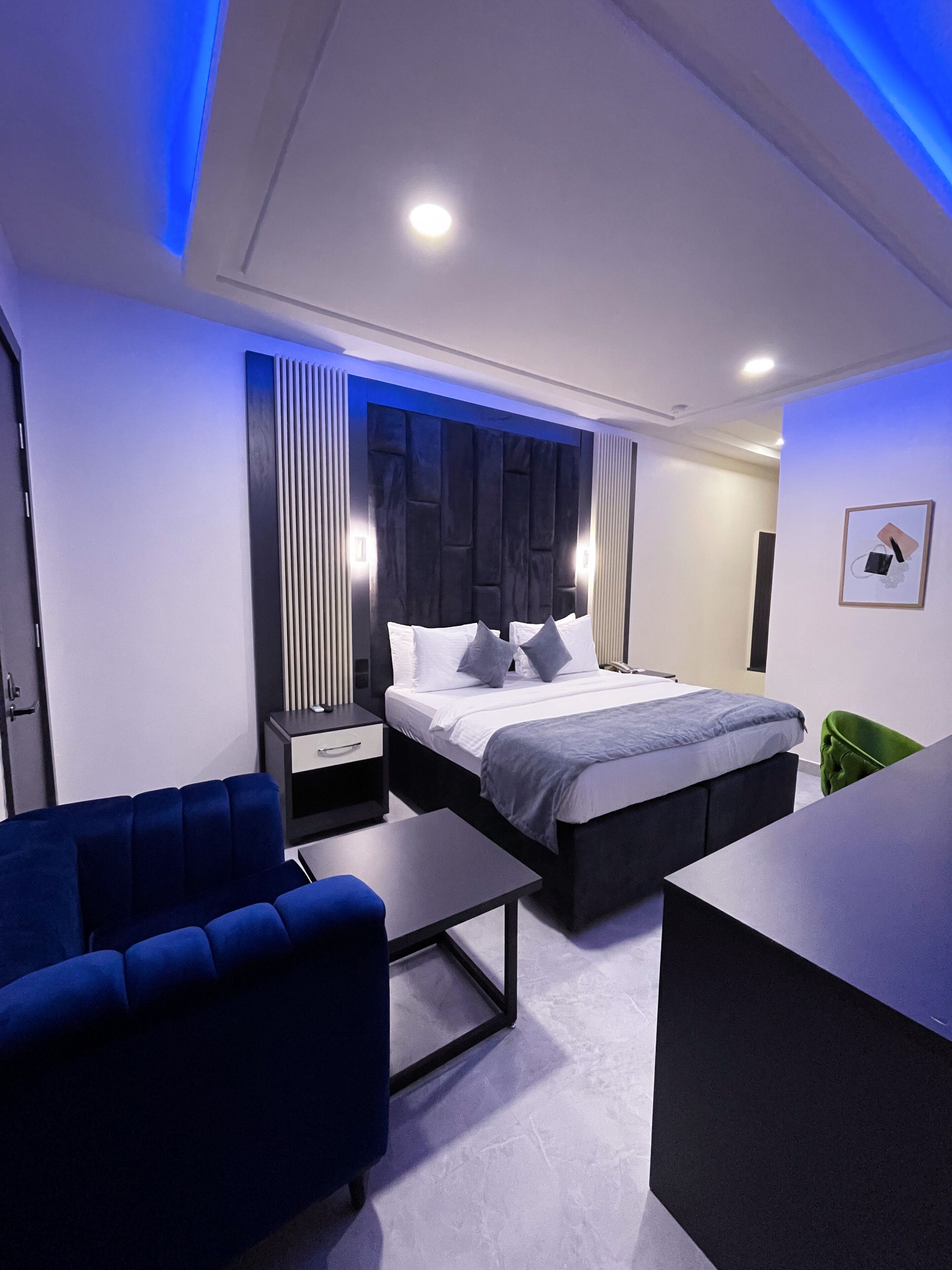 Business Suite | Premium bedding, down duvets, Select Comfort beds, in-room safe
