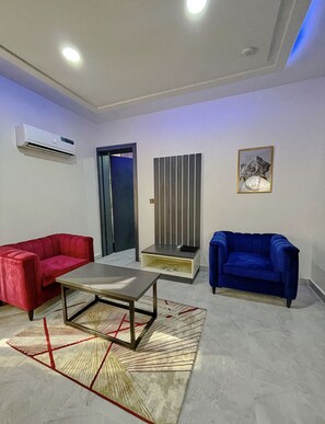 Junior suite | Woonruimte | Een 43-inch flatscreentelevisie met kabelzenders en een iPod-dock