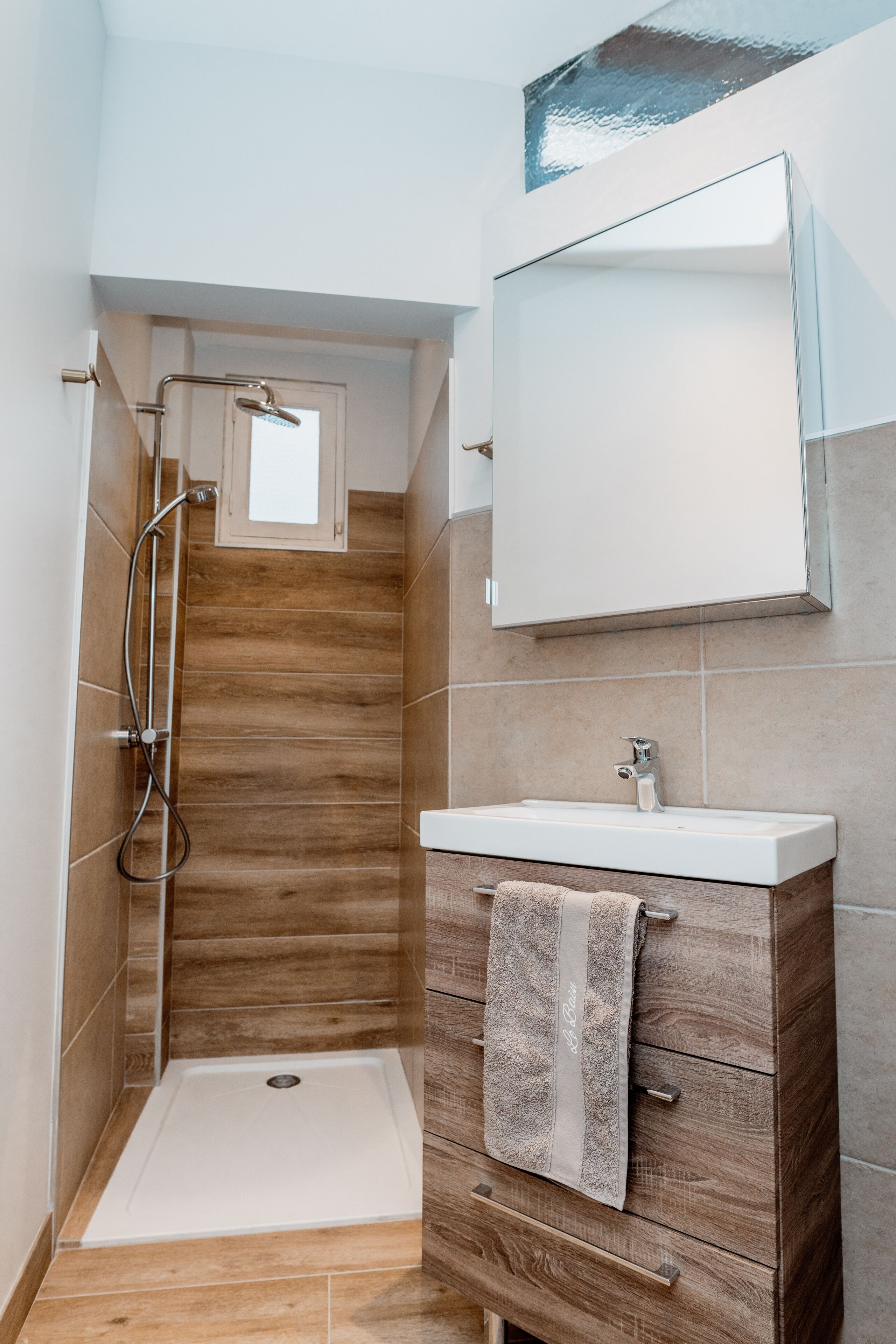 Ducha, secador de pelo, toallas