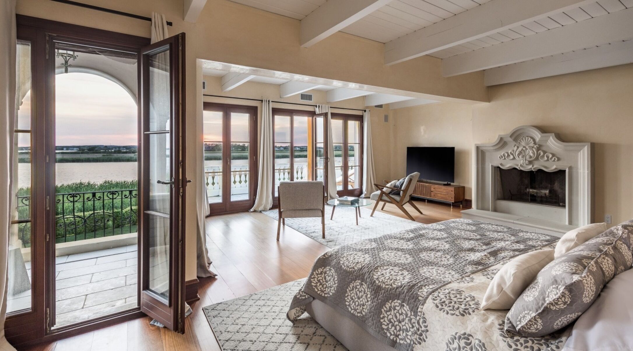 6 bedrooms, desk, iron/ironing board, free WiFi