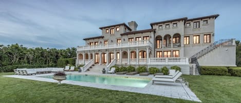 Alberca al aire libre y alberca climatizada