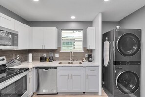 Fridge, microwave, oven, stovetop - Newly Furnished Home in Downtown - New Listing Discount (Houston)