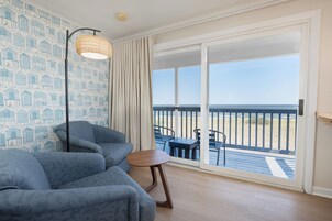 Caja de seguridad en la habitación y tabla de planchar con plancha 