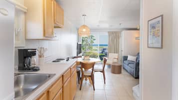 Superior Oceanview King Suite | 私人简易厨房 | 茶具/咖啡用具、餐桌