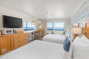 Caja de seguridad en la habitación y tabla de planchar con plancha