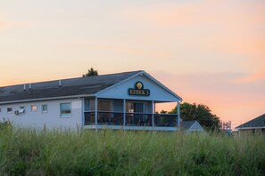 Fachada de la propiedad por la tarde o noche
