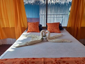 Basic Double Room, 1 Double Bed, River View | Bed sheets - Canopy Tours Iquitos (Iquitos)