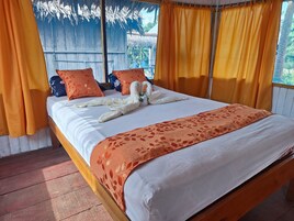 Quarto casal básico, 1 cama de casal, vista para o rio | Roupa de cama