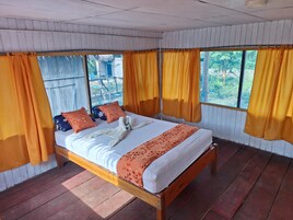 Quarto casal básico, 1 cama de casal, vista para o rio | Roupa de cama