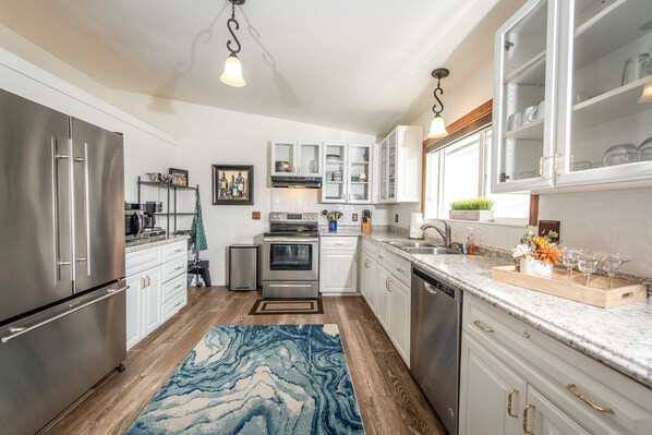 Fridge, microwave, oven, stovetop - Hot tub ~ Lake views ~ Sunsets for days ~ Close to town (Manson)