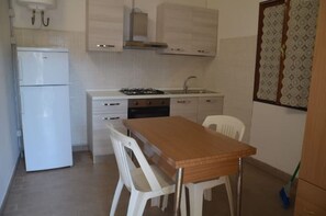 Kühlschrank, Ofen, Herdplatte, Wasserkocher mit Kaffee-/Teezubehör