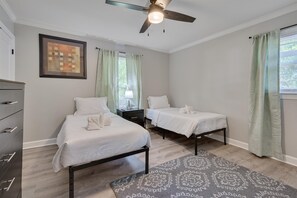 3 chambres, fer et planche à repasser, Wi-Fi, draps fournis