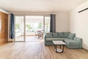 Smart TV, table football