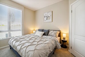 1 bedroom, iron/ironing board, travel cot, WiFi - Stylish 1bdr in Marina del Rey, Free Parking,Pool,Hot tub (Marina del Rey)