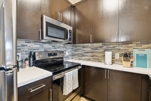 Fridge, microwave, oven, stovetop - Stylish 1bdr in Marina del Rey, Free Parking,Pool,Hot tub (Marina del Rey)