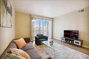 Smart TV, fireplace - Stylish 1bdr in Marina del Rey, Free Parking,Pool,Hot tub (Marina del Rey)