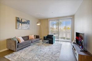 Smart TV, fireplace - Stylish 1bdr in Marina del Rey, Free Parking,Pool,Hot tub (Marina del Rey)