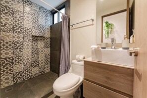 Deluxe appartement | Badkamer | Een douche, een regendouche, gratis toiletartikelen, een haardroger