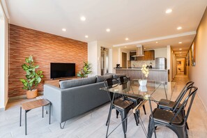 Appartement Deluxe | Coin séjour | Télévision à écran plat