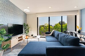 Deluxe-Apartment | Wohnbereich | Flachbildfernseher