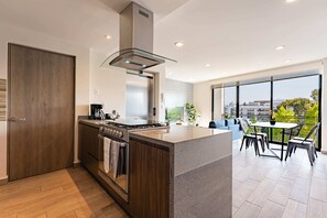 Deluxe-Apartment | Eigene Küche | Mikrowelle, Mixer, Kochgeschirr/Geschirr/Besteck, Gefrierschrank