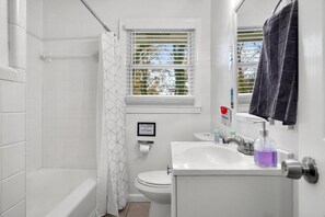 Secador de pelo, toallas, jabón y champú