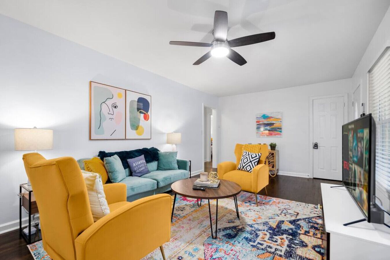 Smart TV, libros y estéreo 