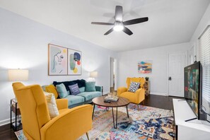 Smart TV, libros y estéreo 