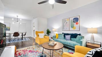 Una Smart TV, libros, un reproductor estéreo