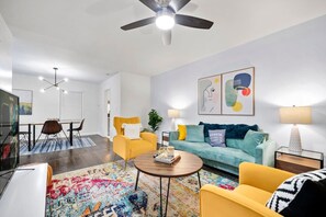 Smart TV, libros y estéreo 