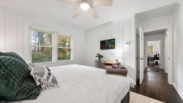 3 bedrooms, desk, iron/ironing board, free WiFi