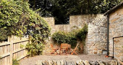 Holiday home for 4 people, breath taking scenery, bike storage, WiFi & only a short walk to the pub.